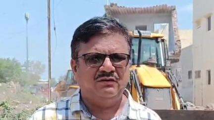 જામનગર શહેર: મોમાઇનગર વિસ્તારમાં વરસાદી પાણીને અવરોધરૂપ 3 મકાનોનું ડીમોલિશન કરવામાં આવ્યું