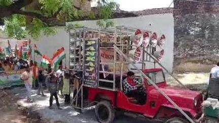 इंदरगढ़: ग्राम महोना जाट में 'ऑपरेशन सिंदूर' की सफलता पर निकाली गई तिरंगा यात्रा, विधायक प्रदीप अग्रवाल ने किया नेतृत्व