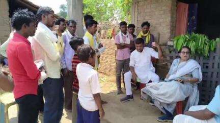 कटंगी: वनग्राम कछार पहुंचे जिला पंचायत सदस्य, बाघ के हमले से हुई मौत के मामले में पीड़ित परिजनों से मिलकर जताया दुख