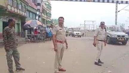 মুরারই ১: মুরারইয়ে পথ দুর্ঘটনা এড়াতে ও যানজট রুখতে সাধারণ মানুষদের সচেতন করল পুলিশ