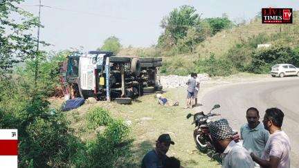 जवाली: बग्गा में तीखे मोड़ पर ईंट से भरा ट्रक पलटा, चालक और परिचालक घायल
