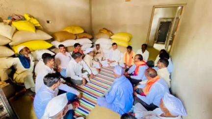 बदनापूर: सायगाव येथे आमदार नारायण कुचे यांनी दिली मयत शेतकऱ्याच्या घरी सांत्वन पर भेट
