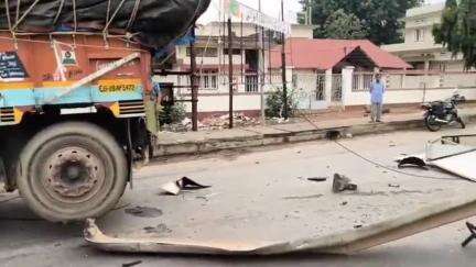 कांकेर: कोरर चौक पर सायकल सवार को बचाते हुए ट्रक सिग्नल पोल और डिवाइडर से टकराया, बड़ा हादसा टला