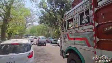 बेहट: मोहण्ड के जंगल में ट्रक खराब होने से वाहनों का लगा कई किलोमीटर लंबा जाम, पुलिस मौके पर