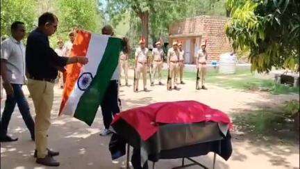 जोधपुर: जोधपुर में राजस्थान पुलिस ने डॉग एस्कॉयर जेबा का राजकीय सम्मान के साथ अंतिम संस्कार किया