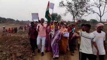 तिल्दा: टंडवा में निकाली गई तिरंगा यात्रा, जनप्रतिनिधि और ग्रामीणजन रहे उपस्थित