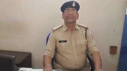 तिल्दा: चोरभट्ठी तिराहा में अवैध शराब बेचते एक व्यक्ति को खरोरा पुलिस ने किया गिरफ्तार