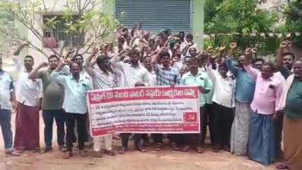 కళ్యాణదుర్గం: 42 రోజులుగా సమ్మె చేస్తున్న ప్రభుత్వం పట్టించుకోవడం లేదు: కళ్యాణదుర్గంలో శ్రీరామిరెడ్డి తాగునీటి పథకం కార్మికులు