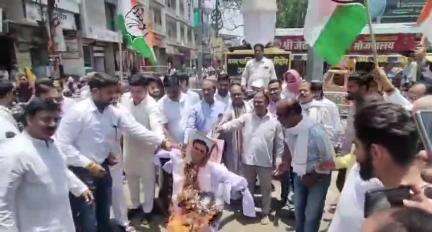 सीहोर नगर: शहर के लिसा टॉकीज चौराहे पर कांग्रेस का विरोध प्रदर्शन, मंत्री और डिप्टी सीएम का पुतला फूंका