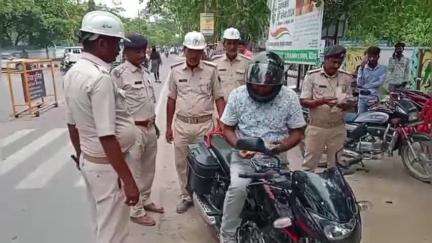 बेतिया: बेतिया में वाहन जांच अभियान, 1 लाख 61 हजार रुपए का जुर्माना वसूला गया
