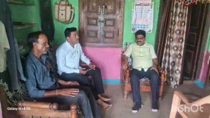 गोंदिया: गहलाटोला येथे गोठ्याला आग लागल्याची माहिती मिळताच गोंदिया जिल्हा परिषदेचे सभापती डाॅ. लक्ष्मण भगत यांनी दिली भेट