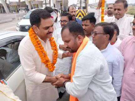 #उत्तर_प्रदेश_सरकार के माननीय #समाज_कल्याण #राज्य_मंत्री(#स्वतंत्र_प्रभार) आदरणीय श्री Asim Arun जी(पूर्व #आईपीएस)  जी का जनपद  आजमगढ  टोल प्लाजा पूर्वांचल एक्सप्रेस  सेहदा मे स्वागत करते हुए