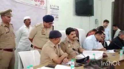 हापुड़: नगर पालिका परिषद के सभागार में कमिश्नर और DIG की अध्यक्षता में संपूर्ण समाधान दिवस का आयोजन किया गया