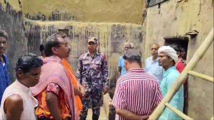 পাড়া: ধাদকিডি গ্রামে আগুনে পুড়ে যায় বাড়ি, ক্ষতিগ্রস্ত পরিবারের সঙ্গে দেখা করলেন বিধায়ক