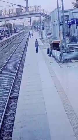 फतेहपुर के रेलवे-स्टेशन से 14 साल का ये लड़का मालूम नहीं कहा गायब हो गया 
जिस कारण घर वालों का रो रो कर बुरा हाल है