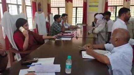 बहेड़ी: तहसील परिसर में आयोजित संपूर्ण समाधान दिवस में एसडीएम ने फरियादियों की शिकायतें सुनकर निस्तारण के दिए आदेश