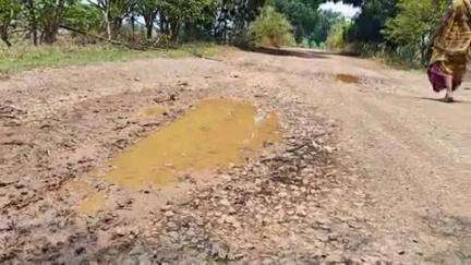 पखांजूर: पखांजूर से महाराष्ट्र जाने वाली मुख्य सड़क हुआ जर्जर, लोग दुर्घटनाओं का हो रहे शिकार#jansamasya
