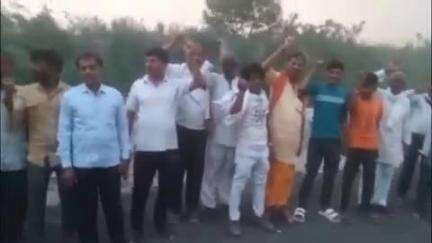 खुर्जा: नागरिया से सूरजपुर संपर्क मार्ग में घटिया सामग्री के प्रयोग का आरोप लगाकर ग्रामीणों ने किया विरोध प्रदर्शन