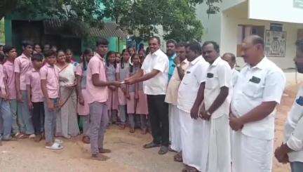 மேட்டூர்: பத்தாம் வகுப்பு பொதுத்தேர்வில் மூலக்கடை அரசு மேல்நிலைப் பள்ளியில் 100% வெற்றி மாணவ மாணவிகளுக்கு ஊர் மக்கள் பாராட்டு