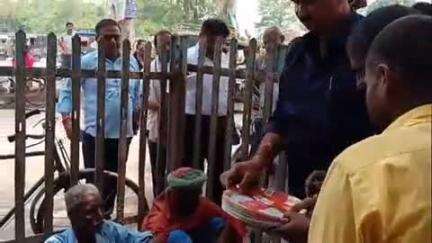 झाझा: झाझा रेलवे स्टेशन के समीप चलाए गए लंगर में बीडीओ ने असहाय लोगों को करवाया भोजन