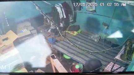 कौंच: फायर स्टेशन के पास देशी शराब ठेके में चोरी की लाइव वारदात सीसीटीवी में कैद, चोर ने गुल्लक से करीब ₹70 हजार चुराए