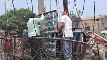 बिल्सी: 19 घंटे से बिल्सी नगर में बिजली सप्लाई न आने से नगरवासी परेशान, आंधी के कारण हुई थी सप्लाई बाधित