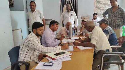 बेलागंज: बेलागंज थाना परिसर में भूमि विवाद को लेकर अंचलाधिकारी ने लगाया जनता दरबार, पांच मामलों का निष्पादन किया