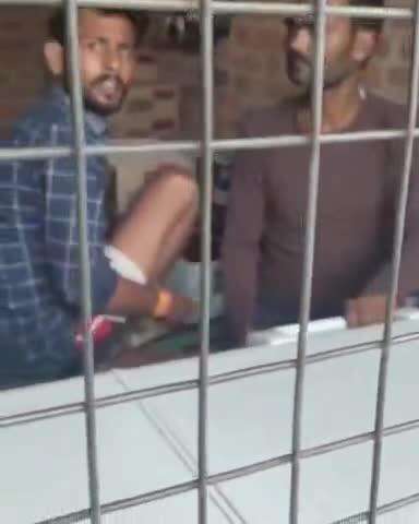 कौंच: ग्राम सलैया बुजुर्ग में शराब ठेके पर प्रिंट रेट से अधिक बियर बेचने का वीडियो हुआ वायरल, अधिकारी जांच में जुटे
