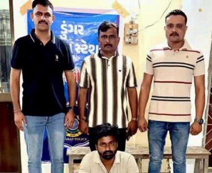 રાજુલા: રાજુલાના ડુંગર પોલીસ સ્ટેશનના મારામારી,ધરપકડ ટાળવા માટે નાસ્તો ફરતો આરોપી સાવરકુંડલા પો.સ્ટે.વિસ્તાર ખાતેથી ઝડપાયો