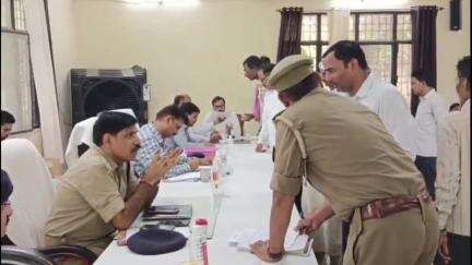 घोसी: घोसी तहसील में सम्पूर्ण समाधान दिवस में DM व ASP ने सुनी फरियाद, 96 मामलों में से 3 का मौके पर निस्तारण किया