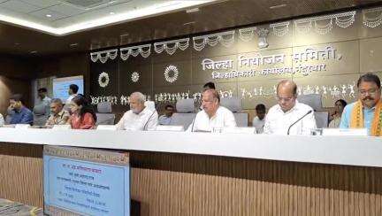 नंदुरबार: नंदुरबार जिल्हा नियोजन भवनात आज पालकमंत्री यांच्या अध्यक्षतेखाली जिल्हा नियोजन आढावा बैठक संपन्न