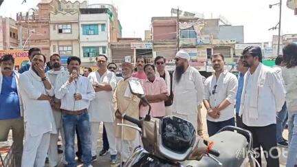 अशोक नगर: सेना पर विवादित बयान के विरोध में कांग्रेस ने गांधी पार्क में प्रदर्शन किया, भाजपा नेताओं का पुतला फूंका