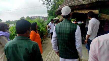 तरबगंज: पूर्व सांसद बृजभूषण शरण सिंह ने नावबगंज के विश्नोहरपुर में आम लोगों से मुलाकात की, सुनी उनकी समस्याएं