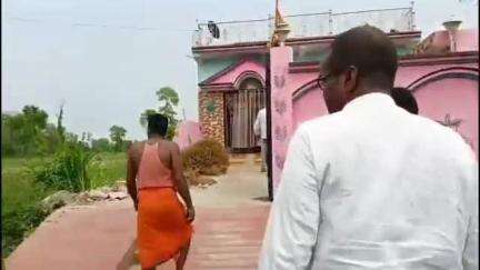 तमकुही राज: तमकुहीराज तहसील प्रशासन ने उच्च न्यायालय के आदेश के बाद सड़क की जमीन पर बने बाउंड्री को तोड़ा, हड़कंप