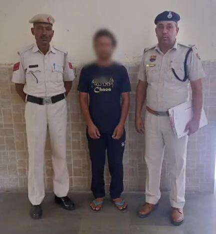 बहादुरगढ़: मोटरसाइकिल चोरी मामले में पुलिस चौकी दुलीना की टीम ने एक आरोपी को पुलिस प्रोडक्शन वारंट पर पेश किया