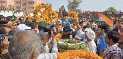 चरखी दादरी में शहीद लांसनायक मनोज फोगाट को दी गई अंतिम विदाई, 5 साल के बेटे ने सैल्यूट कर दी पिता को मुखाग्नि Source: @dadri.update
