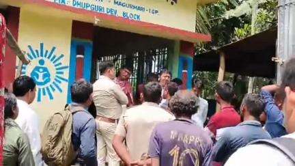 ধূপগুড়ি: অঙ্গনওয়ারী কেন্দ্রের ঘর দখল জমি দাতার, ঘরের ভেতর পরিবার নিয়ে বসবাস, ঘটনাটি নিরঞ্জনপাঠ ৮০৫ নং অঙ্গনওয়াড়ি কেন্দ্রের