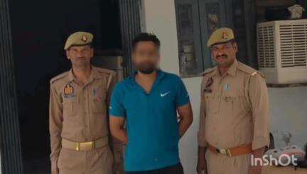 उरई: एट थाना पुलिस ने मुकदमे में फरार अभियुक्त को चैटिंग के दौरान किया गिरफ्तार