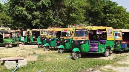 अतरौली: छर्रा में यात्री कर अधिकारी ने अवैध रूप से चल रहे 15 टेंपो किए सीज, 6 वाहनों के काटे चालान