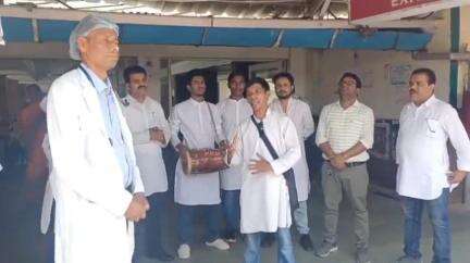 नरसिंहपुर: 'ऑपरेशन सिंदूर' की सफलता पर नरसिंहपुर रेलवे स्टेशन परिसर में नुक्कड़ नाटक का किया गया आयोजन