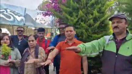 पिथौरागढ़: 26 सदस्यीय आदि कैलाश यात्रियों के दल को पर्यटक आवास गृह में हिमालय बचाओ अभियान के तहत शपथ दिलाकर किया गया रवाना