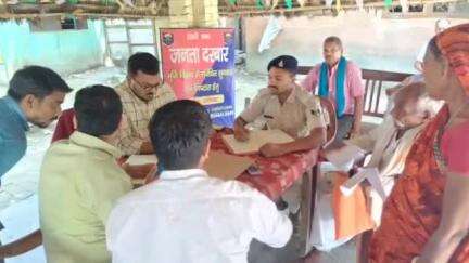 डंडारी: प्रखंड थाना परिसर में भूमि विवाद से संबंधित मामलों के निष्पादन हेतु जनता दरबार का आयोजन किया गया