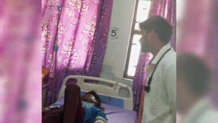 मऊ: बोझी इलाके में घर से जा रहे युवक को दबंग ने पीटा, युवक घायल होकर जिला अस्पताल में भर्ती