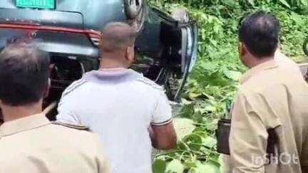 റാന്നി: അട്ടത്തോട് - പൊന്നമ്പാറയിൽ ശബരിമല തീർഥാടകർ സഞ്ചരിച്ച വാഹനം നിയന്ത്രണം വിട്ട് മറിഞ്ഞു