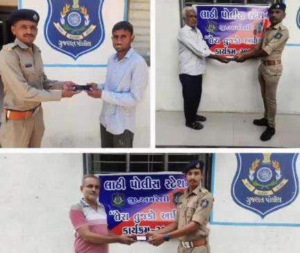 લાઠી: તેરા તુજકો અર્પણ અંતર્ગત લાઠી તાલુકામાં અલગ અલગ વિસ્તારમાં ગુમ થયેલ ત્રણ મોબાઇલ શોધીને પરત કરતી પોલીસની ટીમ