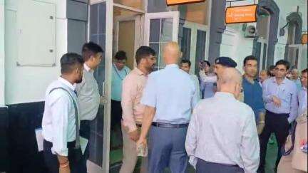सहारनपुर: सहारनपुर रेलवे स्टेशन पर पहुंचे उत्तर रेलवे महाप्रबंधक ने किया औचक निरीक्षण, अधिकारियों के साथ की बैठक
