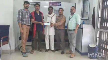 दौसा: प्रधानमंत्री जीवन ज्योति बीमा योजना के तहत कुंडल में खाताधारक के पति को दिया गया दो लाख का चेक