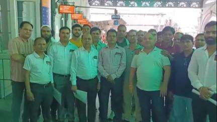 सहारनपुर: सहारनपुर रेलवे स्टेशन पर उत्तरीय रेलवे मजदूर यूनियन ने 17 सूत्रीय मांगों को लेकर महाप्रबंधक उत्तर रेलवे को सौंपा ज्ञापन