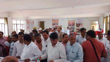 जिलाधिकारी की अध्यक्षता में संपूर्ण समाधान दिवस सहसवान में किया गया जिसमें वरिष्ठ लिपिक अमर सिंह आदि मौजूद रहे