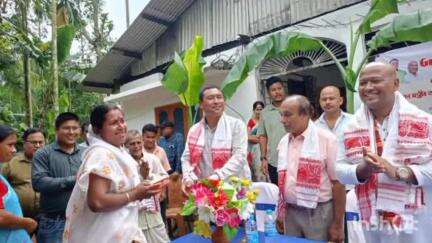 মৰাণ: কলাখোৱা গাঁও পঞ্চায়তৰ ৮নং ৱাৰ্ডত প্ৰধানমন্ত্ৰী আৱাস গৃহ আঁচনিৰ গৃহ প্ৰৱেশ কাৰ্যসূচীত অংশ ল'লে বিধায়ক চক্ৰধৰ গগৈয়ে